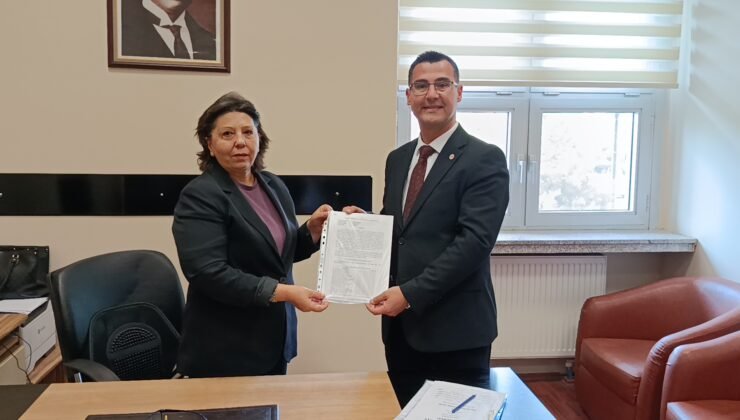 Seçilmiş ilk başkan Akgüngör mazbatasını aldı