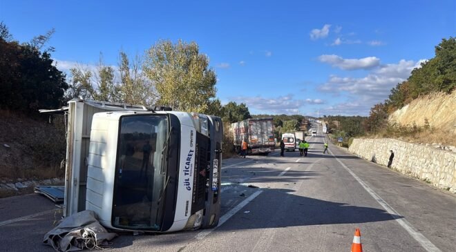 Kontrolden çıkan TIR’a kamyonet çarptı
