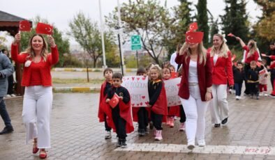 TÜ’li minikler Cumhuriyet için yürüdü
