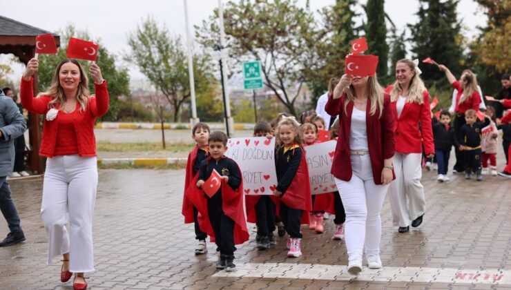 TÜ’li minikler Cumhuriyet için yürüdü
