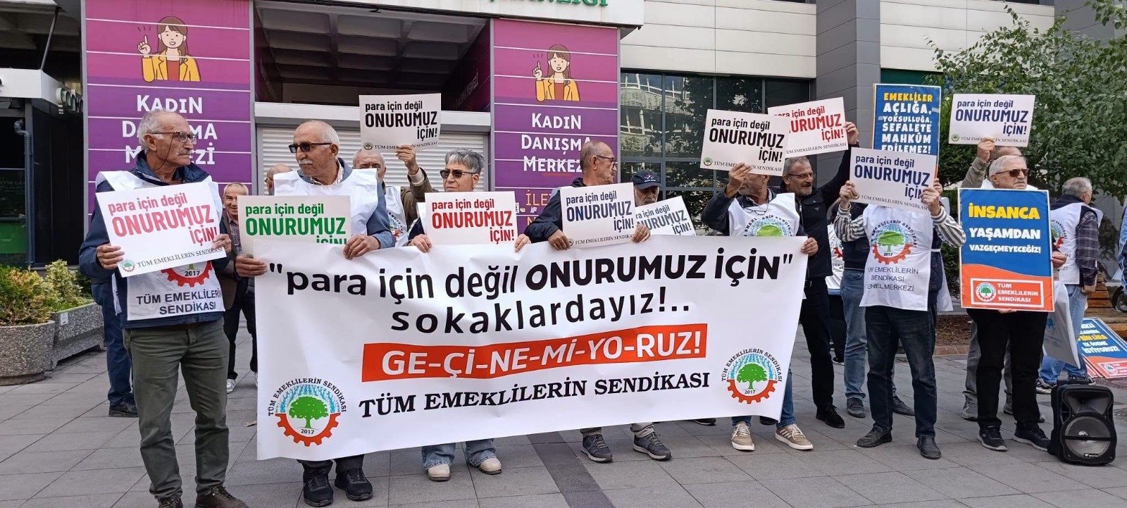 Geçerli görselin alternatif metni yok. Dosya adı: emekli.jpg