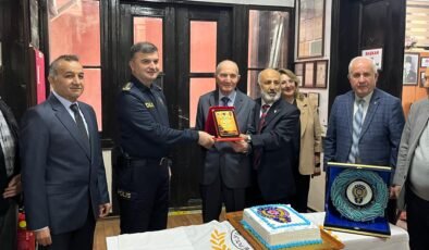 93’lük emekli polise ‘plaket’ jesti