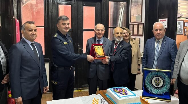 93’lük emekli polise ‘plaket’ jesti