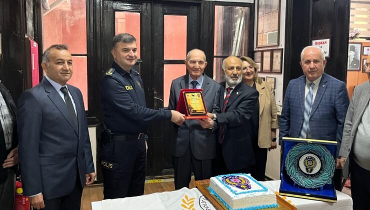 93’lük emekli polise ‘plaket’ jesti