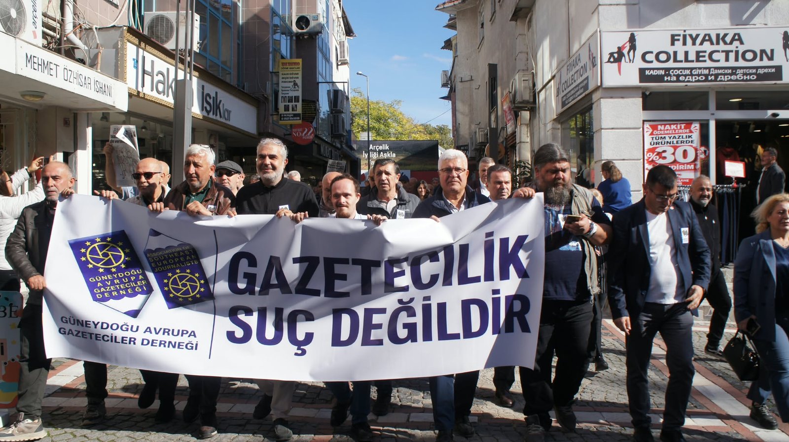 Geçerli görselin alternatif metni yok. Dosya adı: gazeteci-yuruyus-3.jpeg