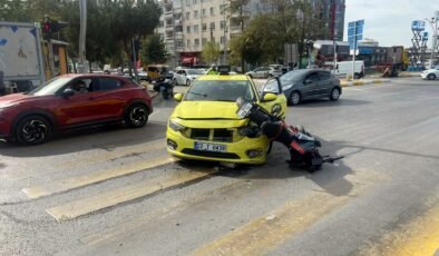 Taksiyle motosiklet çarpıştı: 2 yaralı!