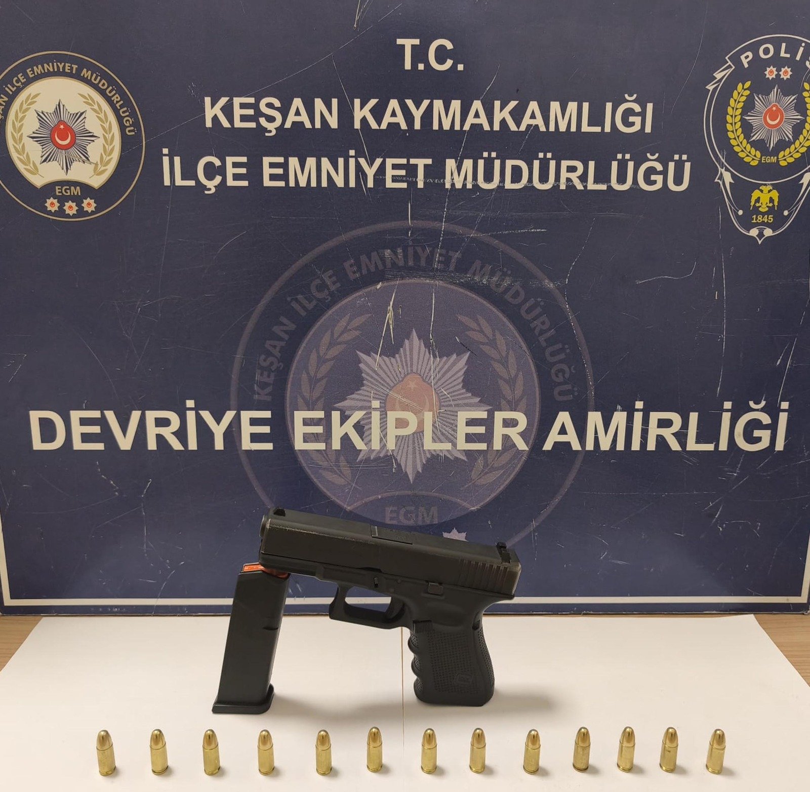 Geçerli görselin alternatif metni yok. Dosya adı: tabanca.jpg