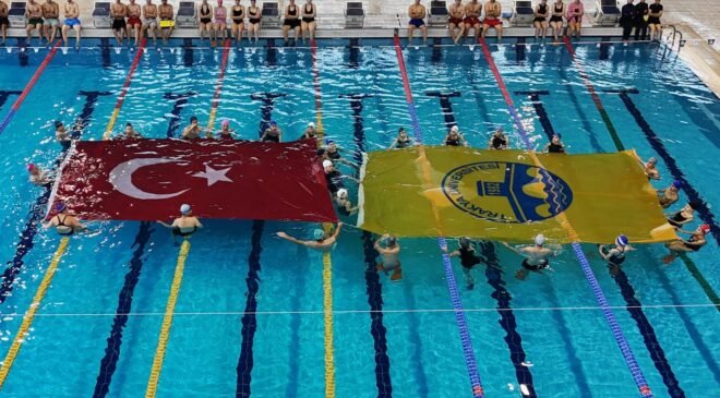 Havuzda Cumhuriyet coşkusu